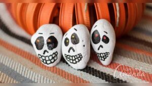 How to Paint a Skull Rock With Acrylics